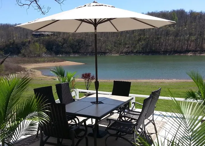 Lakehouse Has Spectacular View Plus Easy Access!
